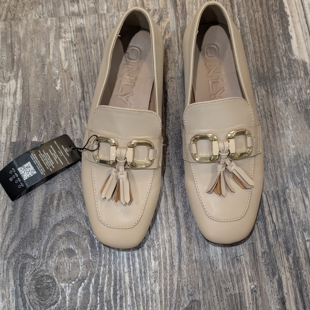 Onex Cream Loafers with Gold Details